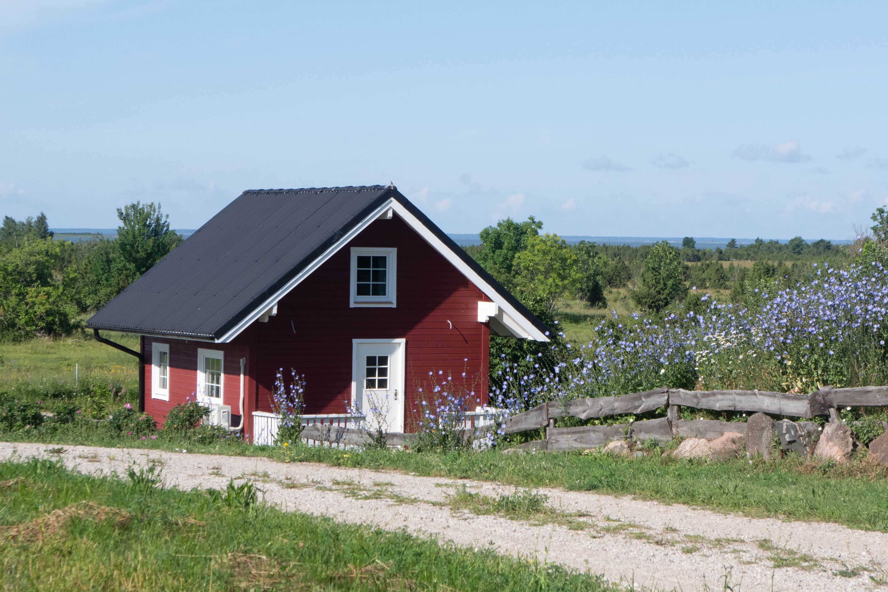 Anne's Cottage punane maja ja õueala lilledega