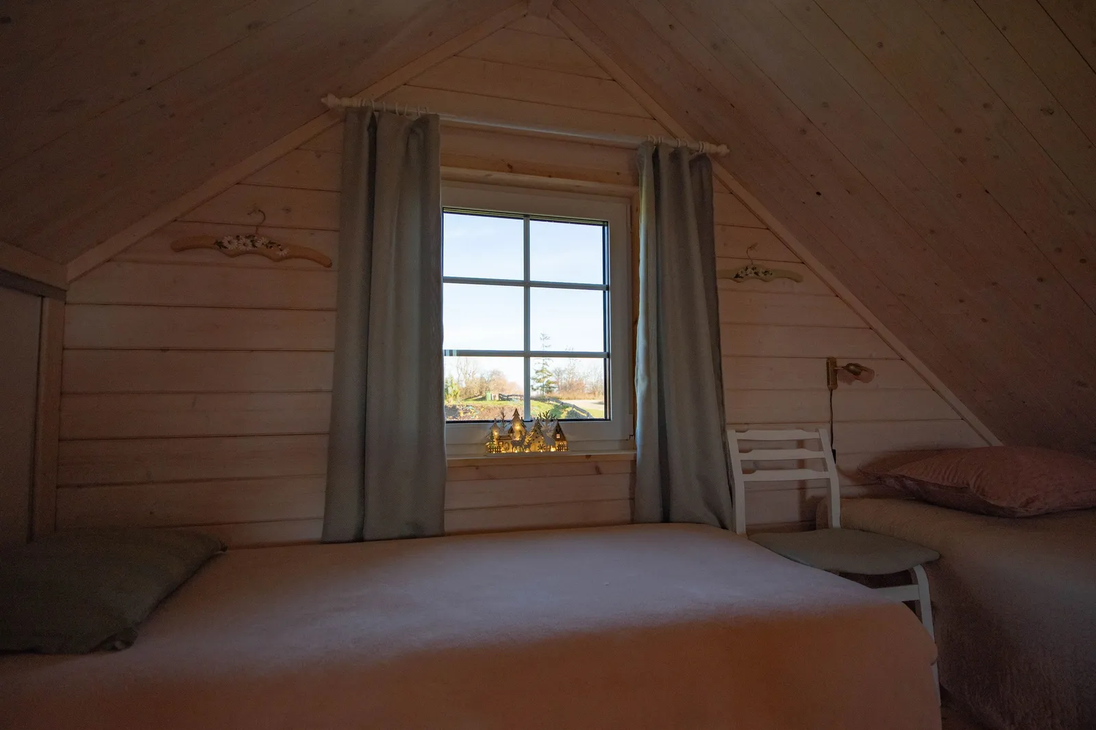 The single bed in the upstairs bedroom