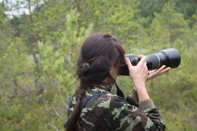 Loodusgiid Kati Uuspõld fotoaparaadiga loodust jäädvustamas